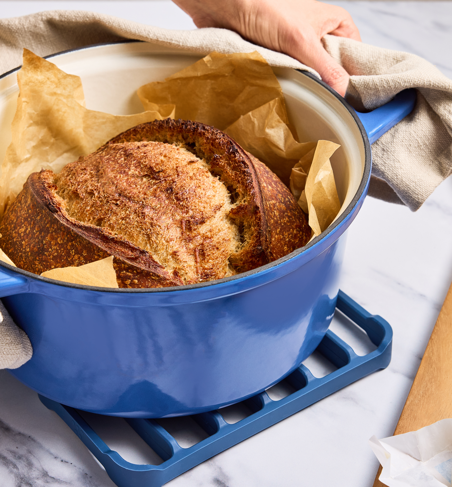 Misen2-Web-PDP-ECI-Dutch_Oven-7QT_Grill_Lid-Blue-Gallery-2.png